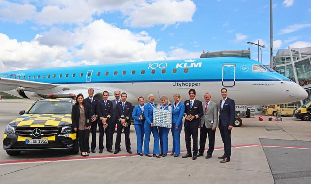 Eva-Maria Rau (Business Account Manager AIR FRANCE KLM), Jürgen Kohstall (Marketingleiter Airport Nürnberg), Dr. Michael Hupe (Geschäftsführer Airport Nürnberg), Christian Albrecht (Pressesprecher Airport Nürnberg) und KLM-Crewmitglieder, die zur Feier des Tages 90 Cake Pops an die Passagiere in Nürnberg verteilten (v.l.).