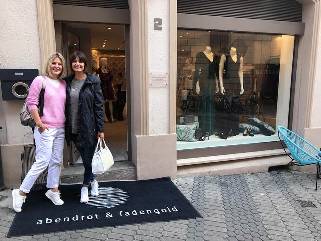 Die Opernball-Prinzessin Elvira mit uns unterwegs beim Shopping in Nürnberg. Ballkleid, Schuhe und Handtasche standen auf dem Plan.  | Foto: Marktspiegel