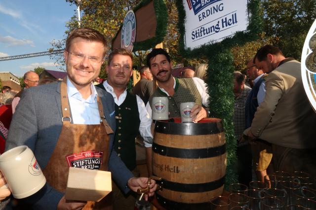 Eröffnung 49. Nürnberger Altstadtfest: Anstich mit OB-Kandidat Marcus König (l.). | Foto: John R. Braun