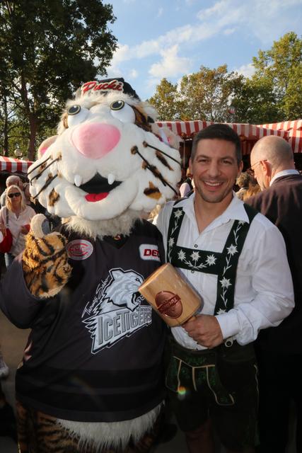 Pucki und ICE Tigers-Kapitän Patrick Reimer. Reiner hat für die Tucher Brauerei das erste Faß angestochen.  | Foto: John R. Braun