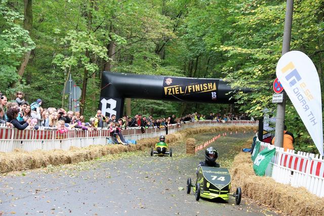 300 Meter lang ist die Piste, die die Seifenkisten-Piloten hinunter rasen, | Foto: Agentur 1Agency / oh