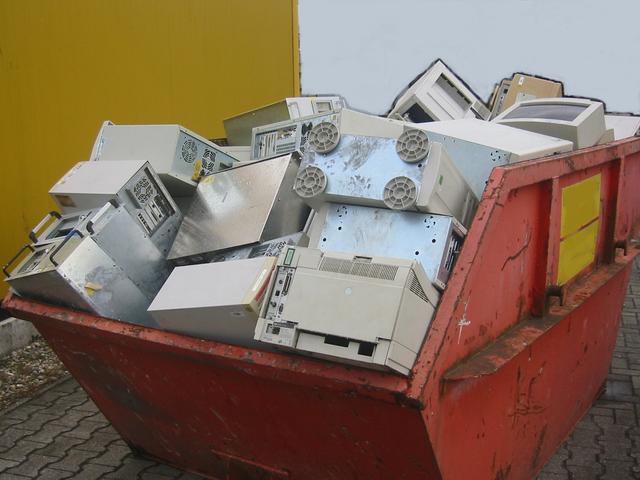 PC und Druckerschrott aufgrund neuer Fensterprogrammversion.
Zumindest die Desktops hätte man damals unter Linux einige Zeit weiterverwenden können. | Foto: LUG-Noris
