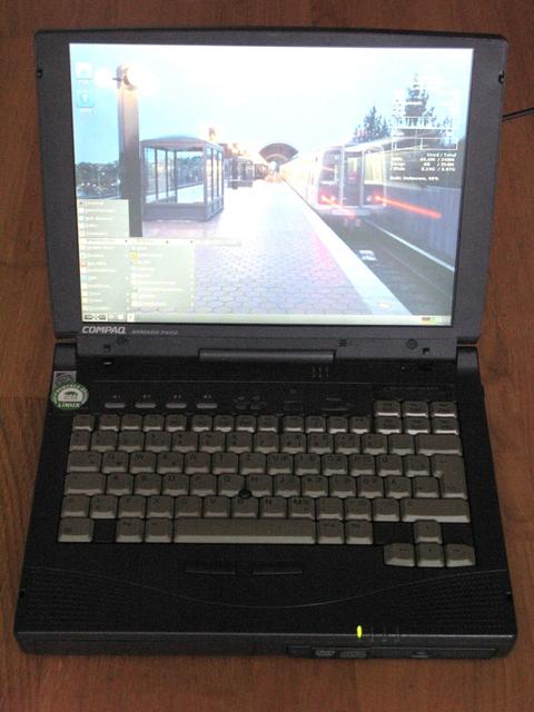 Aktuelles Linux (Ausgabe 2019) AntiX 17.4.1 auf altem
Compaq-Notebook Armada 7400 aus dem
Jahr 1999 mit 256MB RAM.  | Foto: LUG-Noris