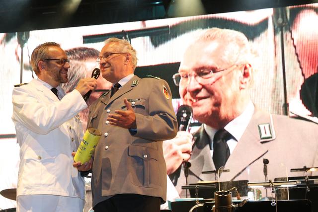 Joachim Herrmann mit der Big Band der Bundeswehr in Erlangen auf dem Schlossplatz. | Foto: © Bundeswehr/Kurt Fuchs