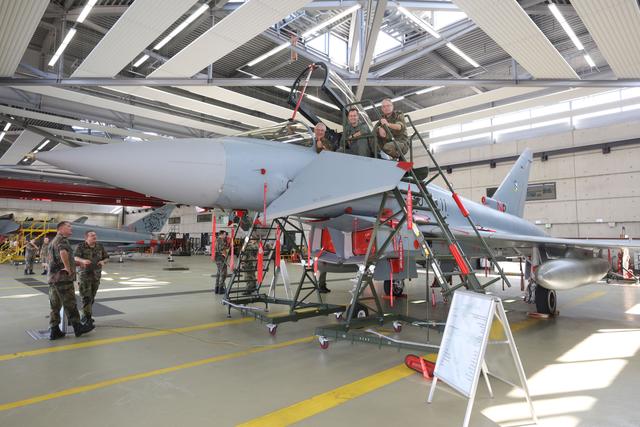 Besuch des Taktischen Luftwaffengeschwaders 74 in Neuburg an der Donau mit Sitzprobe im Kampfjet Eurofighter. | Foto: © Bundeswehr/Kurt Fuchs