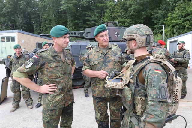 Cham/Oberpfalz: Herrmann bei der Panzerbrigade 12 mit Panzergrenadiergruppe (IdZ/ Infanterist der Zukunft) und Schützenpanzer Puma. Links Brigadekommandeur Oberst Björn Schulz. | Foto: © Bundeswehr/Kurt Fuchs