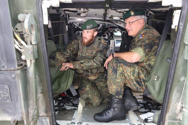 Minister Joachim Herrmann im Inneren eines Schützenpanzers Puma. Er sagt: „Ich bin aus voller Überzeugung Teil der Truppe. Ich möchte dabei Solidarität und Kameradschaft mit allen Reservisten der Bundeswehr demonstrieren, aber auch zeigen, dass die bayerische Staatsregierung voll hinter unserer Bundeswehr steht.“ | Foto: © Bundeswehr/Kurt Fuchs