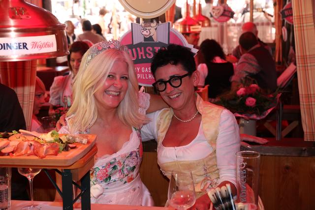 Immer eine Riesen-Gaudi: Dirndl-Designerin Marion Wörlein (li.) mit Freundin Andrea Stuhl.