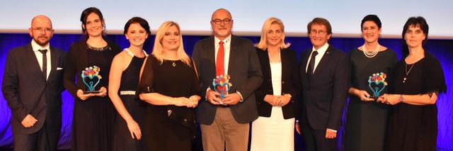 Bayerischer Gesundheits- und Pflegepreis (v.l.): Tobias Heckelsmüller, Lisa Dietmar und Jana Ruppel (Projekt ,,Voice-Weaning – Vertraute Stimmen im Weaningprozess" der Neuro-Intensivstation der Neurologischen Klinik und der Neurochirurgischen Klinik des Universitätsklinikums Erlangen), Bayerns Gesundheitsministerin Melanie Huml, Karl-Heinz Grathwohl, Caroline Kronseder und Dr. Heinrich Körber (Projekt ,,Arbeitszeitadaptierte Tagespflege für Senioren" in Neutraubling des Kreisverbands Regensburg des Bayerischen Roten Kreuzes") sowie Anette Hrdlitschka und Andrea Riedmann (Projekt ,,Kleine Helden brauchen große Herzen - Pflegerisch begleitete Auszeiten für Familien mit chronisch kranken oder behinderten Kindern" des Vereins ,,Kleine Helden e.V." in München.)