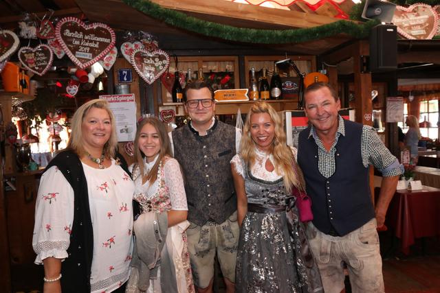 „Kuhstall“-Powerfrau Babsi Krapp (li.) mit Florian Greschner-Gaschler (Mitte), dessen Frau Yvonne, ihrer Tochter Leonie und Polizeidirektor Werner Meier.