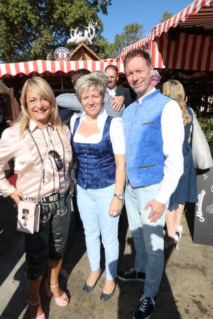 Dominic Armbrüster mit Simone Leuchauer (Möbel Höffner) und Ehemann Franco.