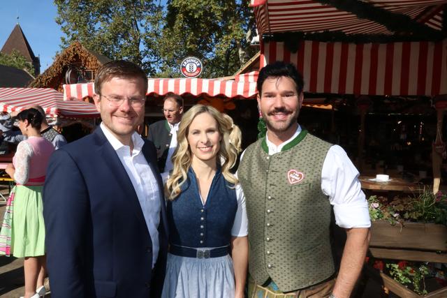 Nürnbergs CSU-OB-Kandidat Marcus König mit Ehefrau Anke und Altstadtfestwirt &amp; Gastgeber Christian Wagner (v.li.).