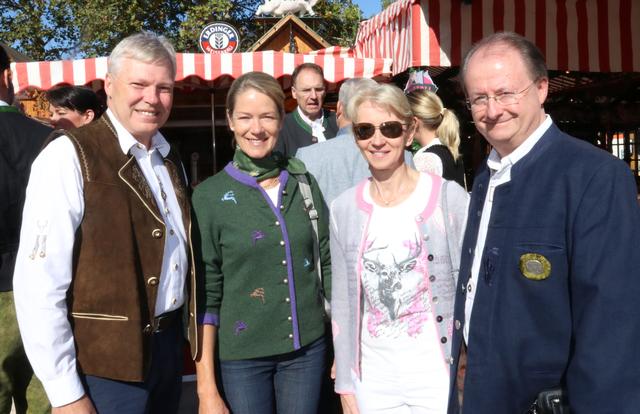 MarktSpiegel-Geschäftsführer Harald Greiner (li.) mit Gattin Sylvia und Hauptgeschäftsführer der Handwerkskammer für Mittelfranken Prof. Dr. jur. Elmar Forster mit Gattin Maria.