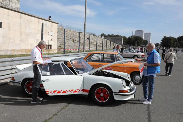 Mehr als 40 teils höchst seltene und dementsprechend teure Autos kamen zur Startaufstellung an der Steintribüne.