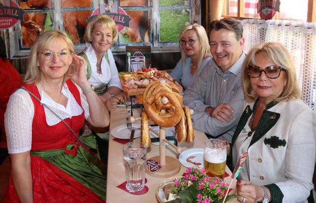 CSU-MdL Barbara Regitz, CSU-MdB Michael Frieser mit Gattin Stefanie (2.v.li) und deren Freundin Christine Lantenhammer sowie Kultwirtin Sissy Kleinke-Kühnel. 