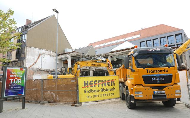 Abriss des ehemaligen Schuhhauses Leiser.  | Foto: Nicole Fuchsbauer