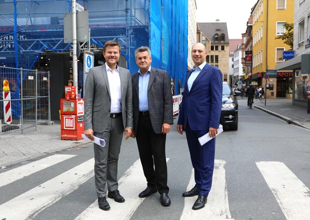 OB-Kandidat Marcus König, SÖR-Sprecher Kilian Sendner und der verkehrspolitische Sprecher Andreas Krieglstein auf dem Zebrastreifen in der Breiten Gasse. Bald soll hier Fußgängerzone sein.  | Foto: Nicole Fuchsbauer