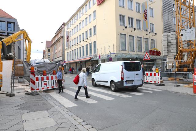 Situation in der Breiten Gasse. Links wird momentan noch das ehemalige Schuhhaus Leiser abgerissen. In den Neubau wird unter anderem ein Hotel einziehen.  | Foto: Nicole Fuchsbauer