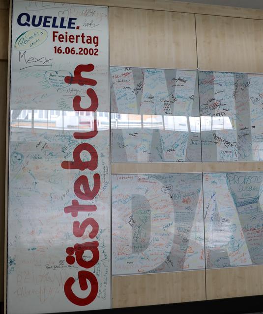 Unzählige Unterschriften auf dem Wandbild in der ehemaligen Kantine.  | Foto: Nicole Fuchsbauer