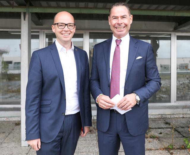 Nürnbergs OB-Kandidat Thorsten Brehm (SPD) mit dem Vorstandsvorsitzenden der GerchGroup Mathias Düsterdick (r.). Auf dem Quelle-Areal soll es künftig Raum geben für Gewerbe, Wohnen sowie Kunst- und Kreativwirtschaft.  | Foto: Nicole Fuchsbauer