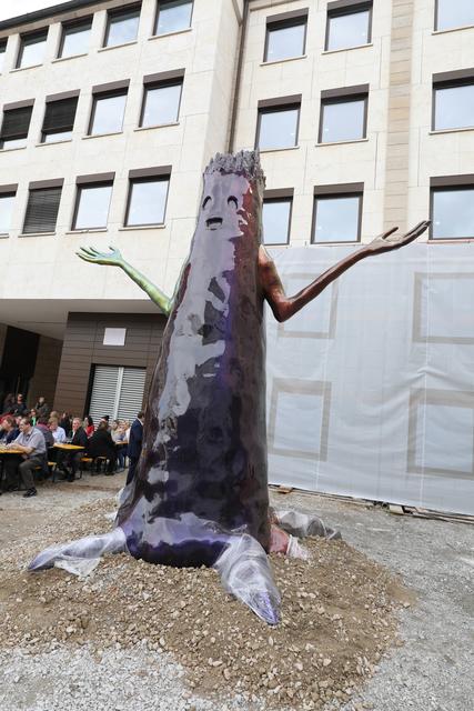 Das Kunstwerk „KALA HET DIWAI - Der Baum der Wissbegier“ dominiert den Innenhof des Landesamts. | Foto: Udo Dreier