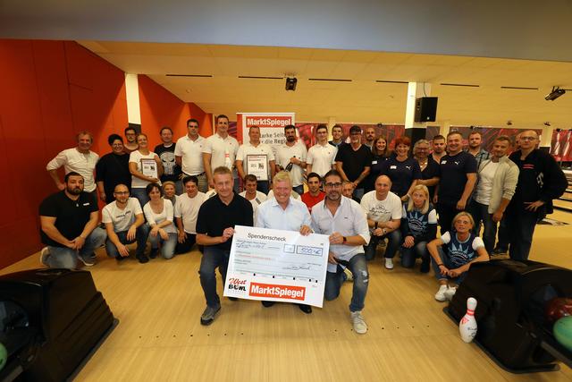Gruppenbild aller Firmenteams, Spieler und Akteure des 1. MarktSpiegel Bowling Firmencups. | Foto: Udo Dreier