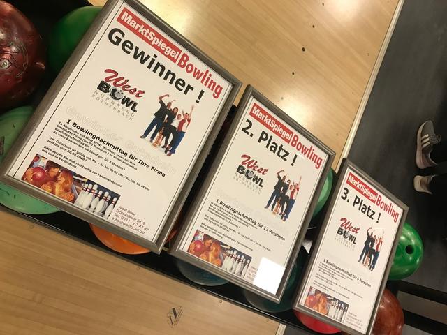 Die Preise der Gewinner. 1 Platz: Bowling für die ganze Firma, 2. Platz: Bowling für 12 Personen, 3. Platz: Bowling für 6 Personen - Danke an West Bowl Nürnberg! | Foto: Redaktion