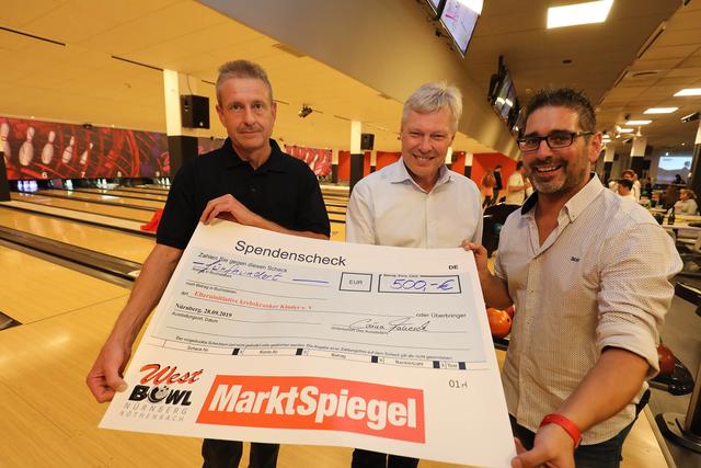 Der Scheck in Höhe über 500 Euro wurde an die Initiative krebskranker Kinder Nürnberg e.V. übergeben. V. l. n. r. Michael Satzinger Vertreter der Initiative, Harald Greiner Geschäftsführer MarktSpiegel, Markus Gröger Geschäftsführer WestBowl Nürnberg | Foto: Udo Dreier