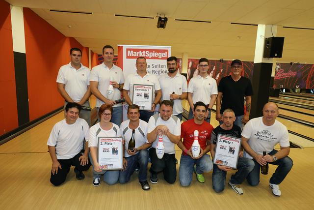 Das Gruppenfoto der drei Siegerteams vom Bowling Firmencup 2019. | Foto: Udo Dreier