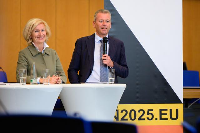 Kulturreferentin Prof. Dr. Julia Lehner und Oberbürgermeister Dr. Ulrich Maly bei der Präsentation des Nürnberger Bewerbungsbuches. | Foto:  Steffen Kirschner, Stadt Nürnberg, Bewerbungsbüro Kulturhauptstadt Europas 2025
