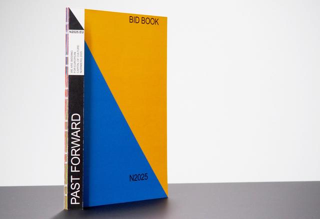 Das Kulturhauptstadt-Bewerbungsbuch zur Nürnberger Bewerbung mit dem Titel "PAST FORWARD". | Foto: Olivia Barth-Jurca, Stadt Nürnberg, Bewerbungsbüro Kulturhauptstadt Europas 2025