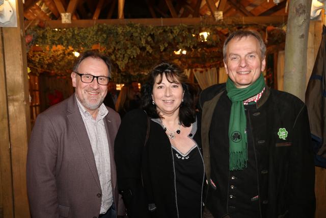 Norbert Küber (l.), stellvertretender Studioleiter Studio BR Franken, mit Fürths Kirchweih Referent Horst Müller und Ehefrau Ingeborg. | Foto: © John R. Braun