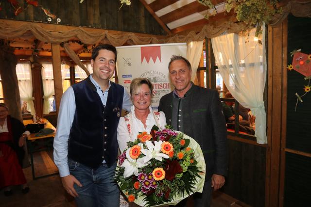 Tucher Gebietsverkaufsleiter Florian Schirmer (r.) und Tucher Brand-Manager Nikolas Zitzelsberger mit Festwirtin Beatrix Schächtner. | Foto: © John R. Braun