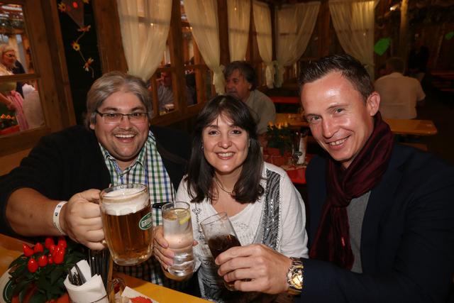 KÜCHENCHEF-Inhaber Omar Mahroum (l.) mit Ehefrau Daniela und Petr Ruman, U23-Trainer von Greuther Fürth. | Foto: © John R. Braun