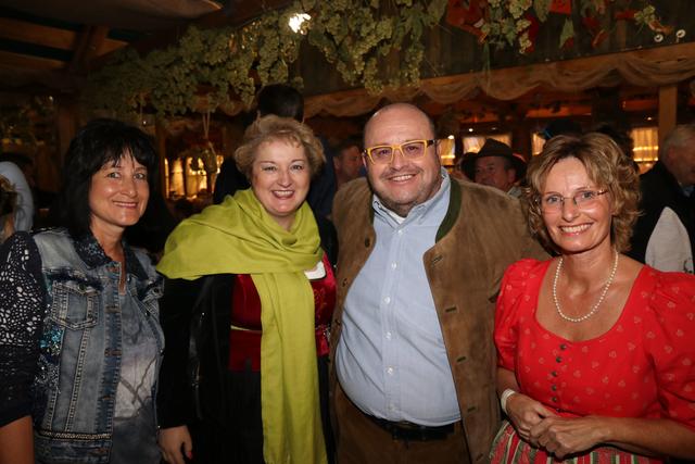 Fürths CSU Stadtratskandidat Thomas Blösel ist Hahn im Korb bei: OB-Gattin Heike Jung (l.), MdL Petra Guttenberger (2.v.l.) und Bürgermeistergattin Barbara Braun. | Foto: © John R. Braun