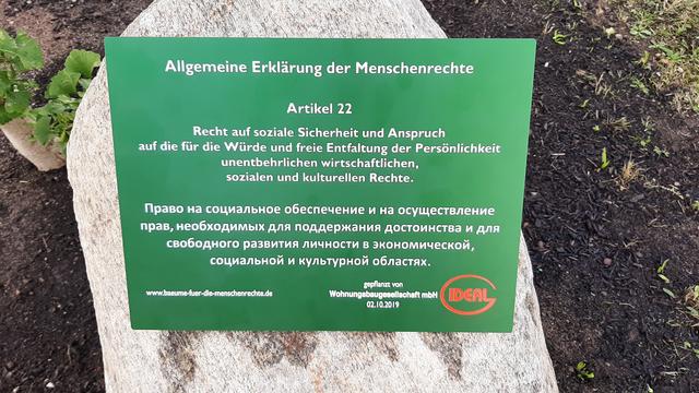 Der Text der Menschenrechts ist auch in der russischen Sprache zu lesen.