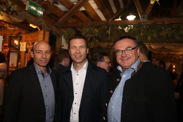 Fürths Landrat Matthias Dießl (M.) und Bezirksrat Michael Maderer (r.) mit Rüdiger Sickenberg, Vorstand SCHULTHEISS Wohnbau AG. | Foto: © John R. Braun