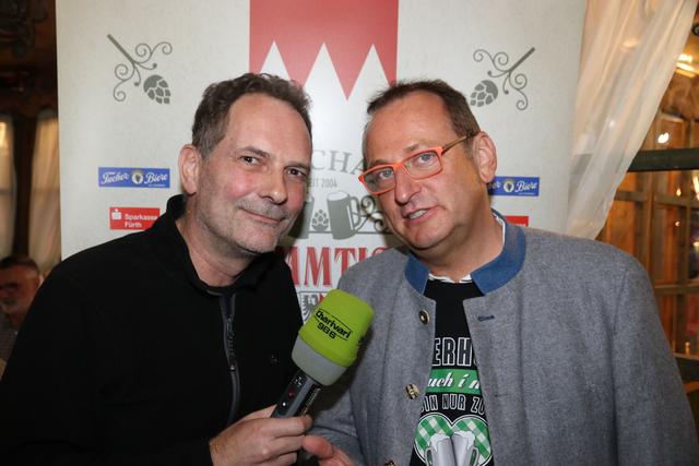 Charivari-Redakteur Stefan Grundler (l.) interviewt 
Comödiant Volker Heißmann. | Foto: © John R. Braun