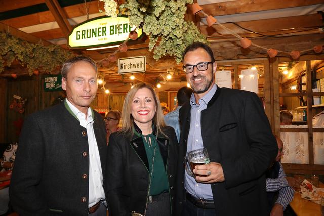 Tucher-Gastronomiedirektor Jörg Träger (r.) mit wbg-Geschäftsführer Ralf Perlhofer und Dr. Maike Müller-Klier, IHK Leiterin Geschäftsstelle Fürth. | Foto: © John R. Braun