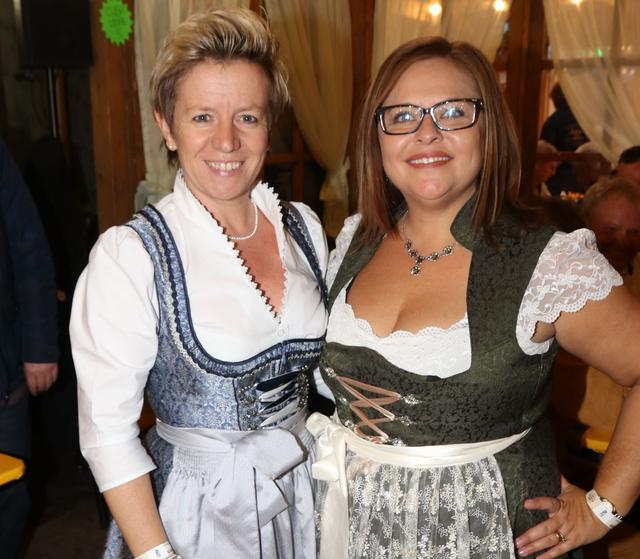 Höffner Hausleiterin Simone Leuchauer (l.) mit Verlegerin Elke Eschenbacher. | Foto: © John R. Braun