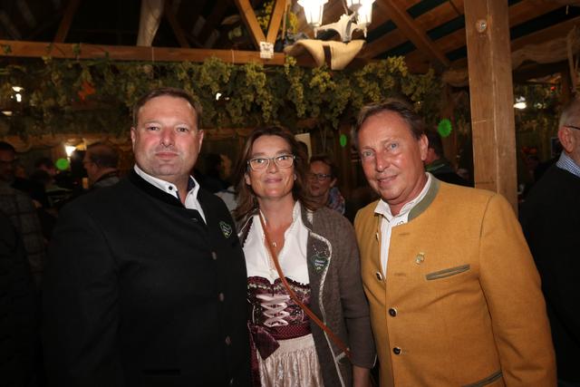 Dietmar Helm (l.), Fürths CSU Chef, mit Ehefrau Elke und Unternehmer Alfred Ach. | Foto: © John R. Braun