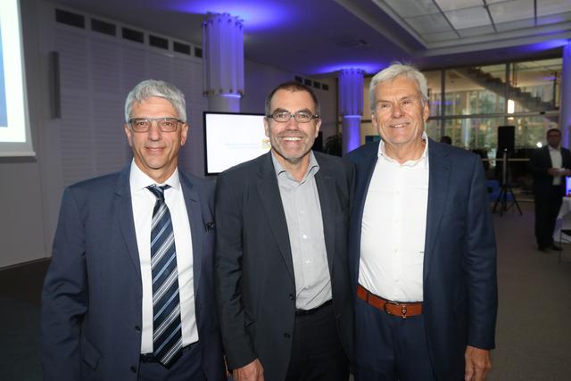 Dr. Armin Zitzmann (l.), Vorstandsvorsitzender NÜRNBERGER Versicherung, und NCP-Gründer Peter Söll (r.) mit Nürnbergs Finanzreferent Harald Riedel. | Foto: John R. Braun