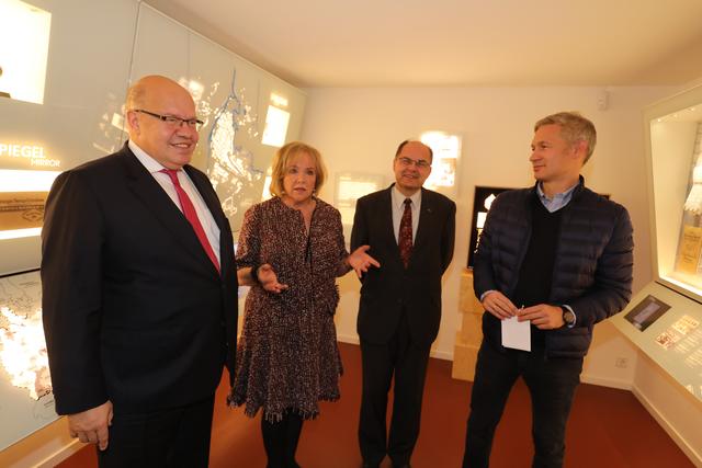 Evi Kurz, Vorstandsvorsitzende der Stiftung Ludwig-Erhard-Haus, führt Bundeswirtschaftsminister Peter Altmaier (li.), MdB Christian Schmidt (2.v.r.), und Dr. Ulf Poschardt, Chefredakteur von WeltN24, durch die Ausstellung des LEZ.
 | Foto: Udo Dreier