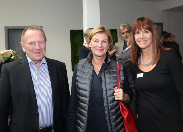 Marketingleiterin Harriet Haman (re.) begrüßt Ex-Vorstandschef
Anton Waffler und Lebenspartnerin Benedikta Nickl. | Foto: © John R. Braun