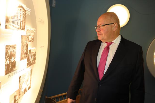 Bundeswirtschaftsminister Peter Altmaier beim Gang durch die Ausstellung des LEZ. | Foto: Udo Dreier