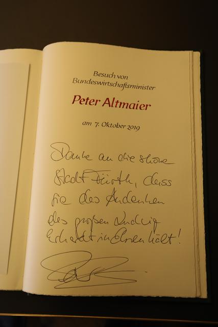 Der Eintrag von Peter Altmaier in das Goldene Buch der Stadt Fürth. | Foto: Udo Dreier