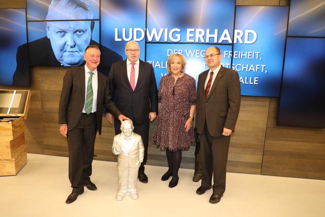 Von links: Oberbürgermeister Dr. Thomas Jung, Bundeswirtschaftsminister Peter Altmaier, Evi Kurz, Vorstandsvorsitzende der Stiftung Ludwig-Erhard-Haus, und MdB Christian Schmidt.  | Foto: Udo Dreier