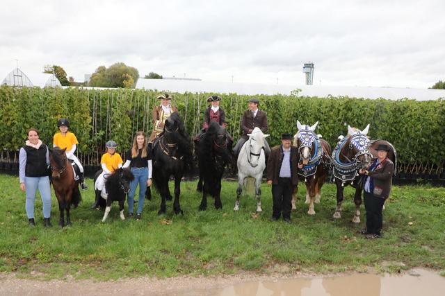 Tanja und Mia auf Moon, Paula auf Max mit Johanna; Sina (goldene Jacke) auf Nero und Moni auf Lenox; Reiter Arnaud Petit auf Danone; Thomas Drechsler mit Fritz und Melanie Drechsler mit Pauli (Kaltblüter).