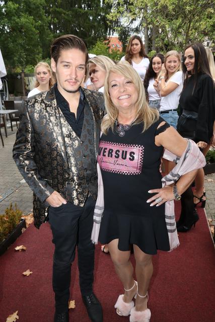 Modelady Dominic Armbrüster (Herzog Braut- und Abendmode) hat Schauspieler Patrick Sass (spielt in der Fortsetzung von ,,Eis am Stil") mit einem eleganten Outfit ausgestattet.  | Foto: John R. Braun