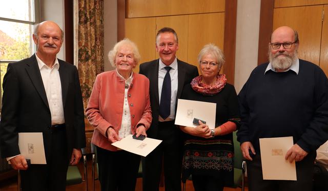 OB Thomas Jung (Mitte) überreichte stellvertretend die Ehrenzeichen des Bayerischen Ministerpräsidenten an (v.li.) Paul Elbert, Rose-Marie Potoradi, Renate Strümpel und Uwe Bischoff.�